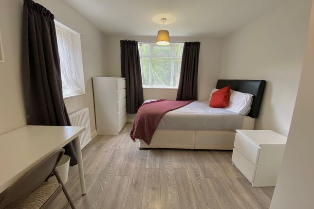 Room to rent in Waverley Road, Reading
