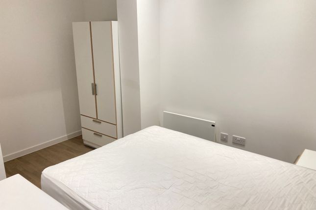 Studio to rent in Very Near Riverbank Canal Area, Brentford