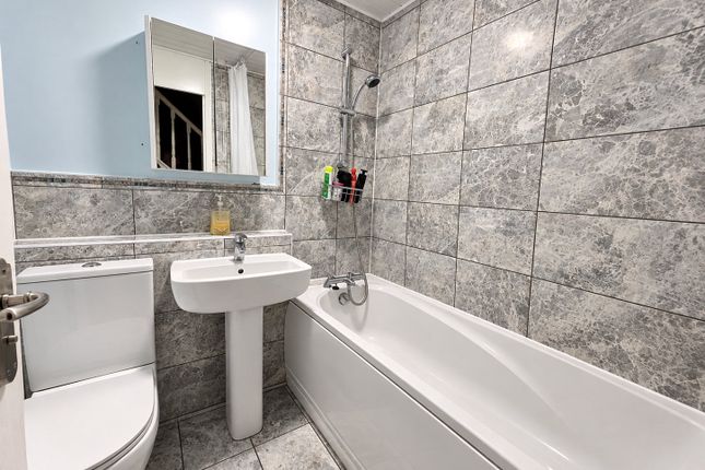5, Kiln Close, Greater London photo 3