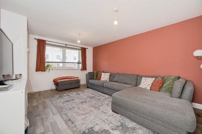 469, Whiteley Way, Southampton photo 4