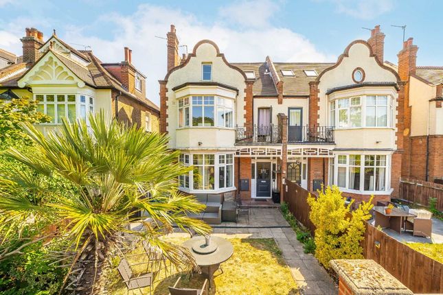5-bed house on Cottenham Park Road, London, £4,500/mo