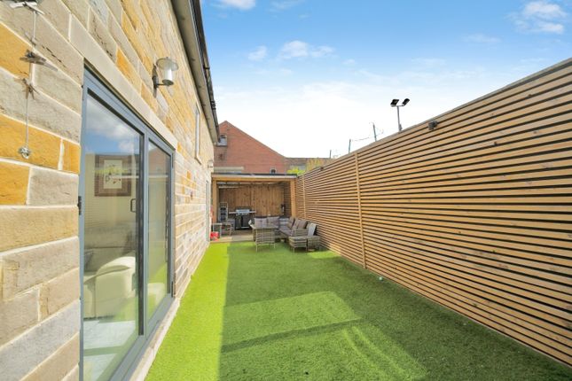 8a, Westbury Close, Bradford photo 2
