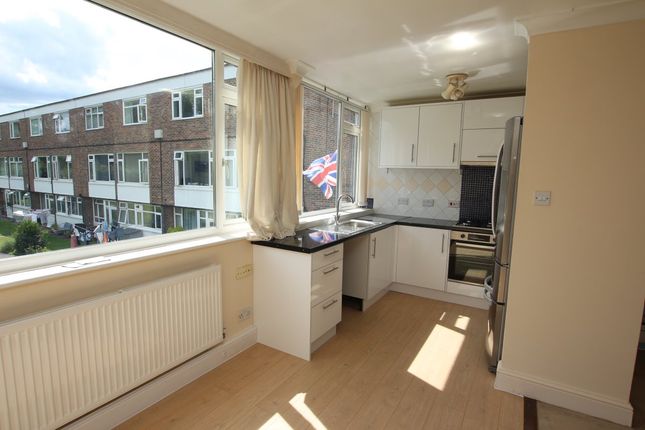 Maisonette to rent in Guildford Road, Horsham