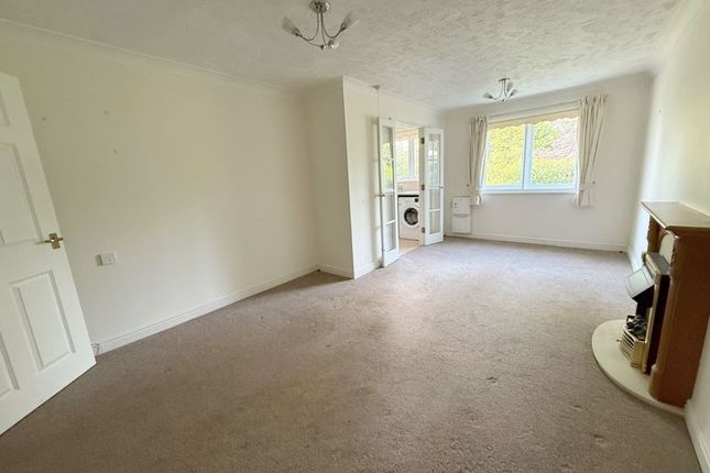 24 Potters Court, Darkes Lane, Potters Bar photo 3