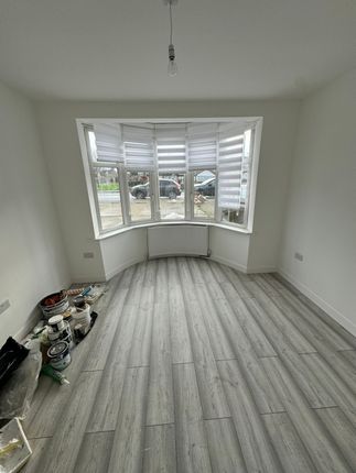 47, Chase Cross Road, Romford photo 4