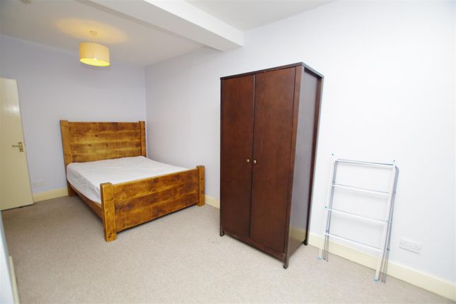Flat to rent in Wood Street, Old Town, Swindon