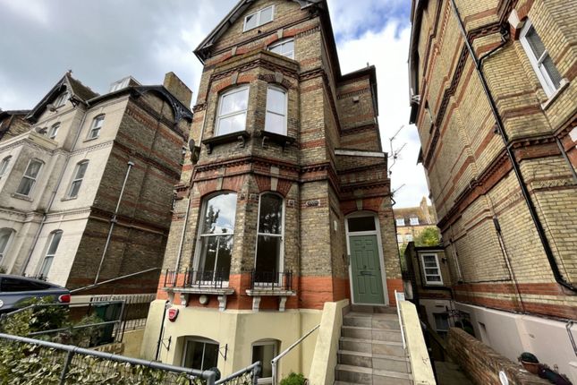 Flat to rent in Earls Avenue, Folkestone