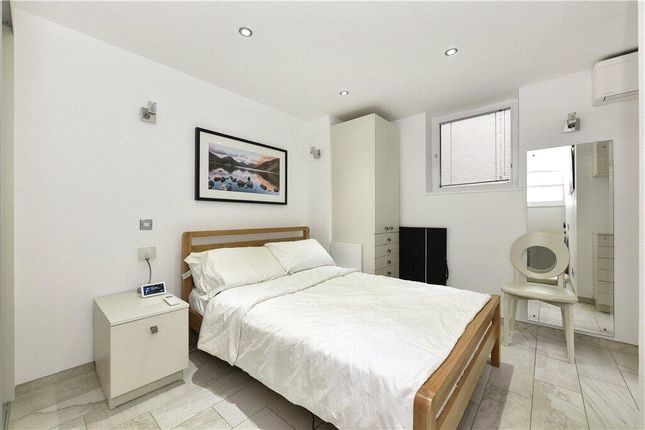 Flat 18, The Phoenix, 8, Bird Street, London photo 3