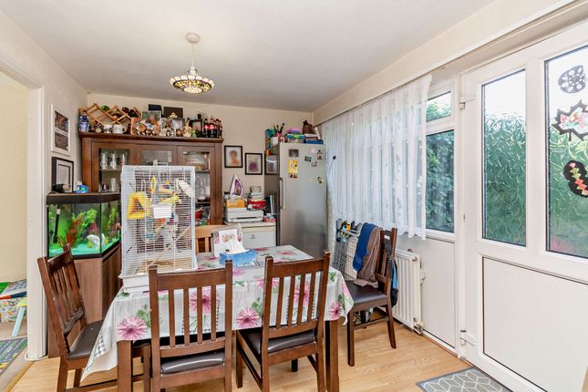4, Willow Drive, Bracknell photo 5