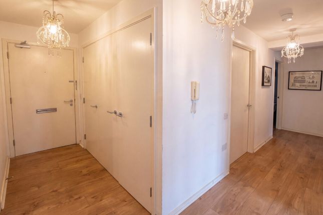 Flat 519, 101 Blackwall Way, London photo 4