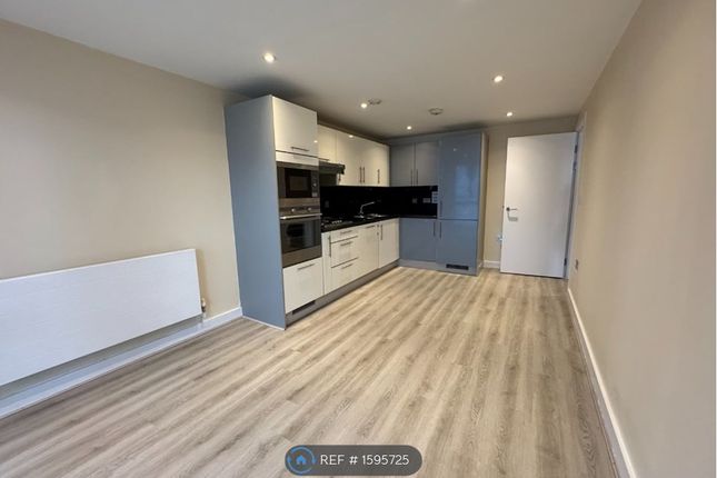 Flat, Elm Road, Wembley photo 2