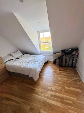 27d Hartham Road, London photo 5
