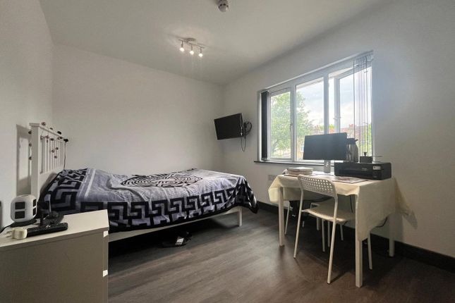 Room 4, 26, Wellington Avenue, Hounslow photo 2