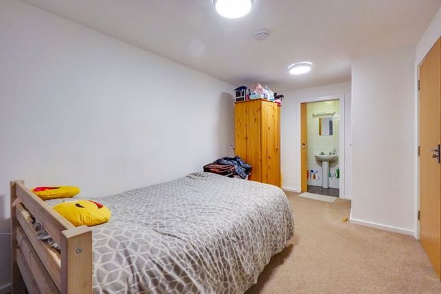 Flat to rent in Orchard Street, Canterbury