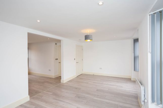 Flat to rent in Nascot Street, Watford