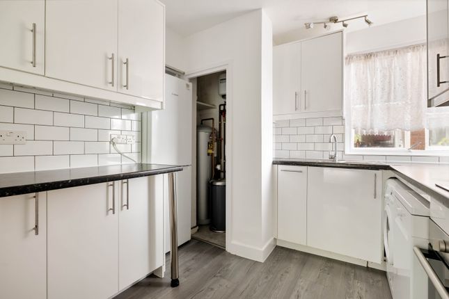 11, Raleigh Court, London, England photo 4