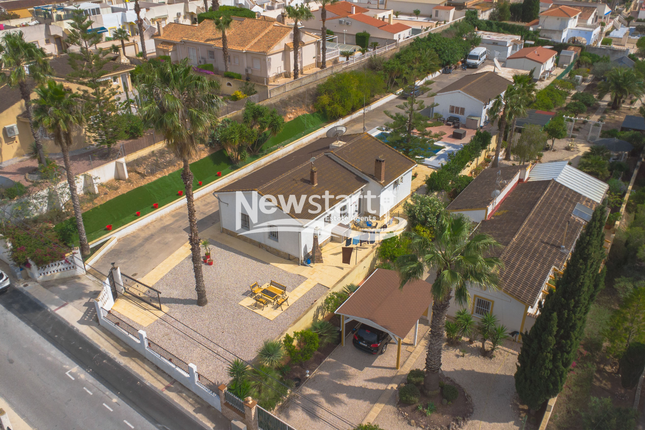 Villa for sale in Alicante, La Marina, Urb El Oasis