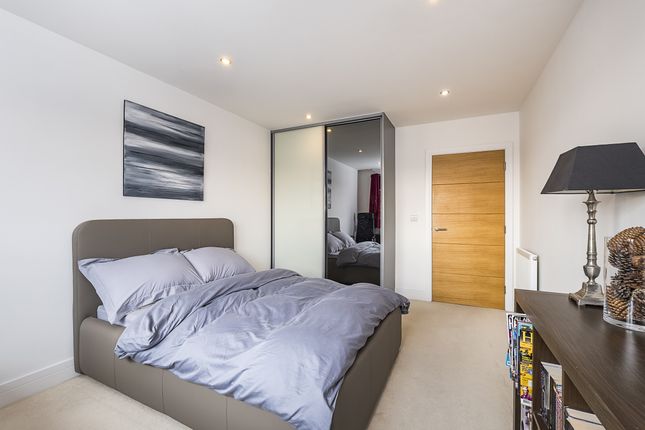 Flat to rent in Blagrove Road, Teddington