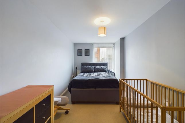 Flat for sale in Rampling Court, Commonwealth Drive, Crawley