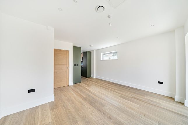 4, Ransom Close, Chessington photo 4