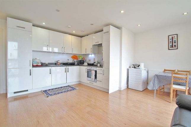 Flat to rent in Pontes Avenue, Hounslow