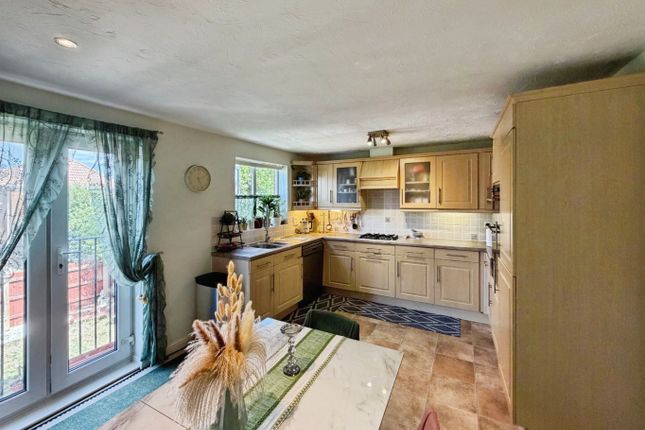 48 Grasholm Way, Langley, Berkshire photo 4