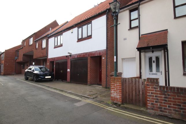 Town house to rent in Dog &amp; Duck Lane, Beverley, East Yorkshire