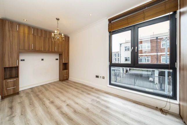 Flat 12 Astral House, The Runway, Ruislip photo 4