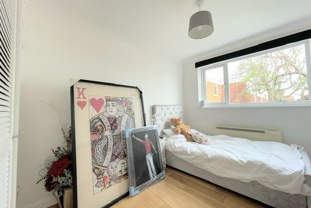 29  Flat 12, Forest View, London photo 5