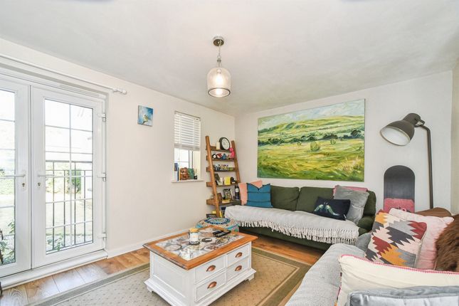 9, Glebe Place, Swindon photo 3