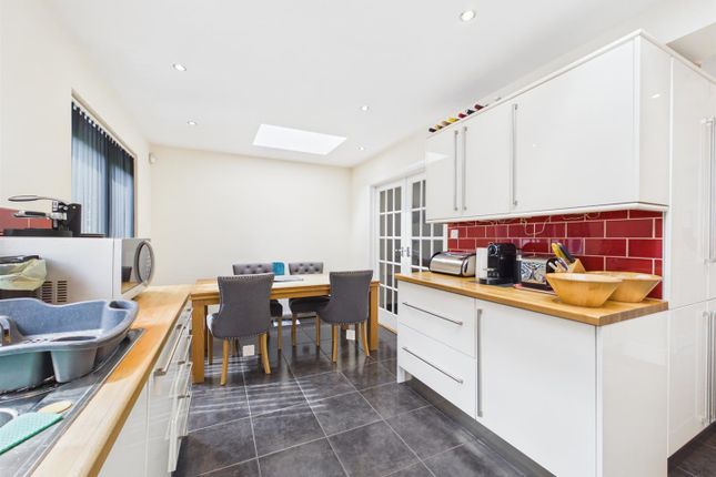 52, Court Avenue, Coulsdon photo 4