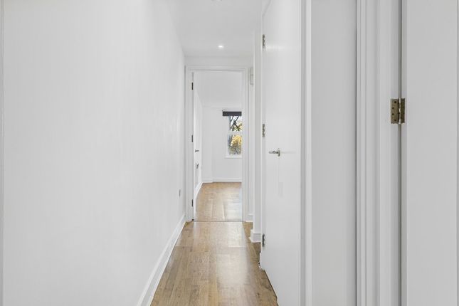 Second Floor Flat, 136, Old Street, Islington photo 4