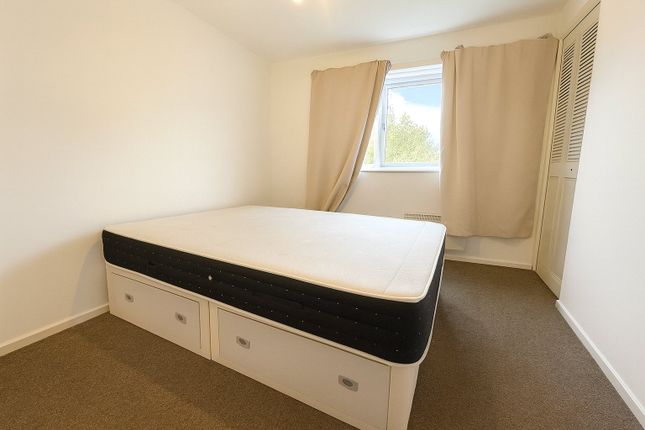21, Beaulieu Close, Greater London photo 4