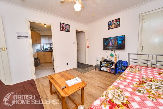 Flat for sale in Hammet Close, Hayes