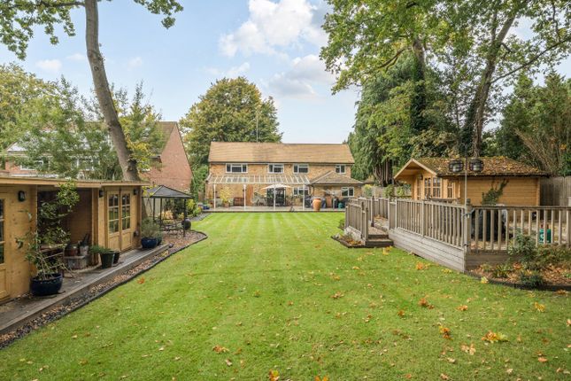 11, Brackendale Close, Surrey photo 3