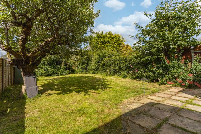 7 St. Johns Meadow, Lingfield photo 2