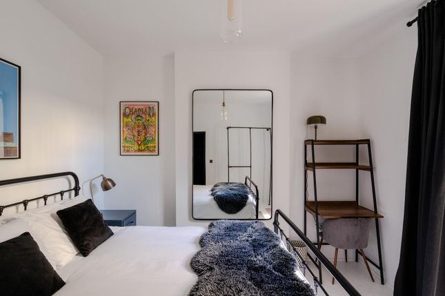 Basement Flat, 24, St. Georges Drive, London photo 4