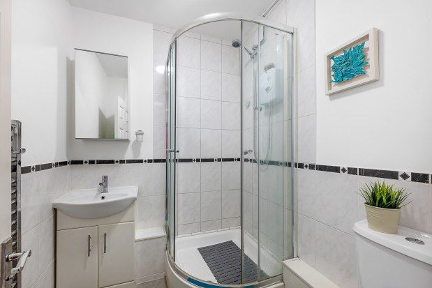 Flat to rent in Clarence Avenue, London
