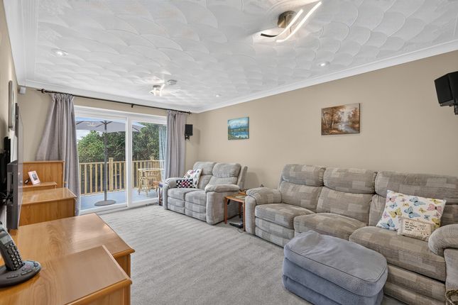 6, Warwick Close, Benfleet photo 3
