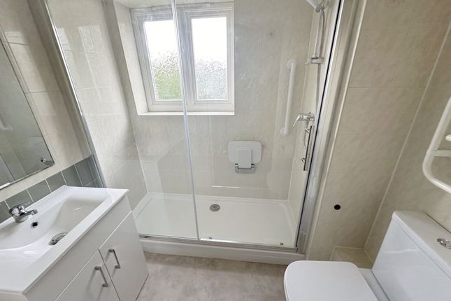 49 Potters Court, Darkes Lane, Potters Bar photo 3