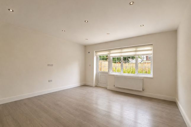 9A, Bishops Close, Enfield photo 3
