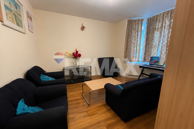 64, Inglehurst Gardens, Ilford photo 2