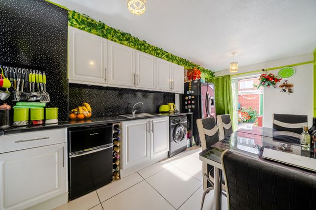 25, Mortlock Close, London photo 4