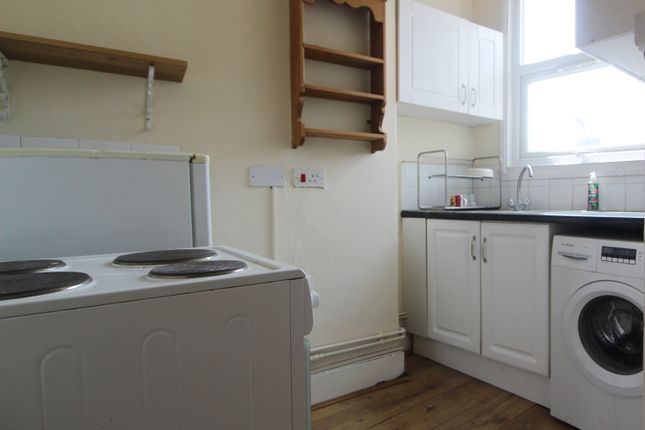 Flat B, 204 Tulse Hill, London photo 3
