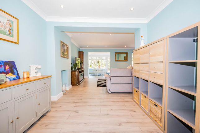 6 Borderside, Yateley photo 4