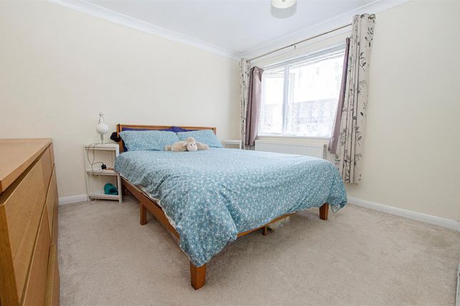 End terrace house for sale in Paxton Close, Hedge End, Southampton