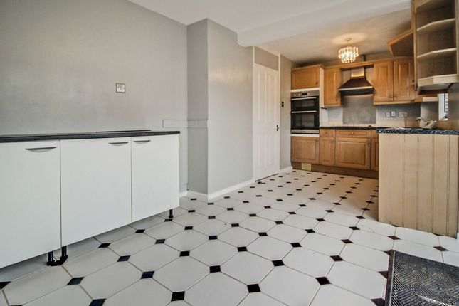 18 Tryon Close, Swindon photo 3