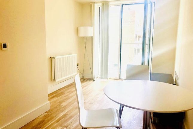 Flat to rent in St. Annes Street, London
