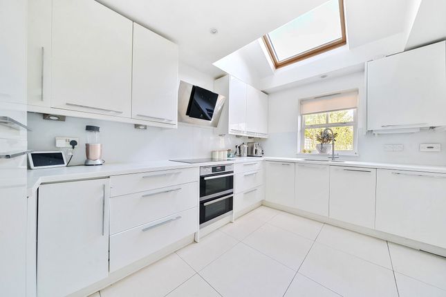 3 Debden Close, Kingston Upon Thames photo 4