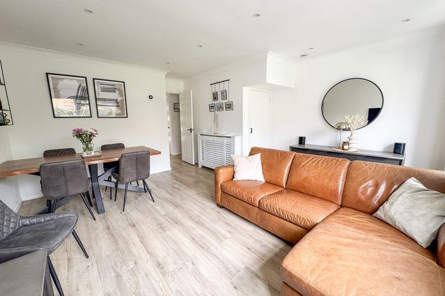 44, Roding Way, Wickford photo 3